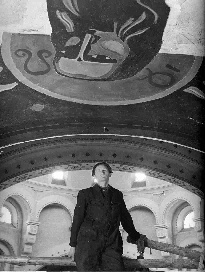 Maurice Rocher sur le chantier de la fresque de l'église Saint-Dominique à Paris